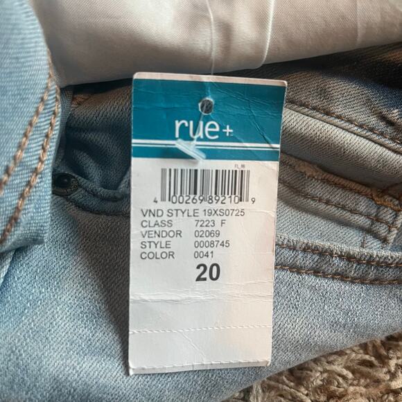 NWT! Rue 21 Light Wash Distressed High Rise Shortie Jean Short Size 20 - Picture 4 of 10